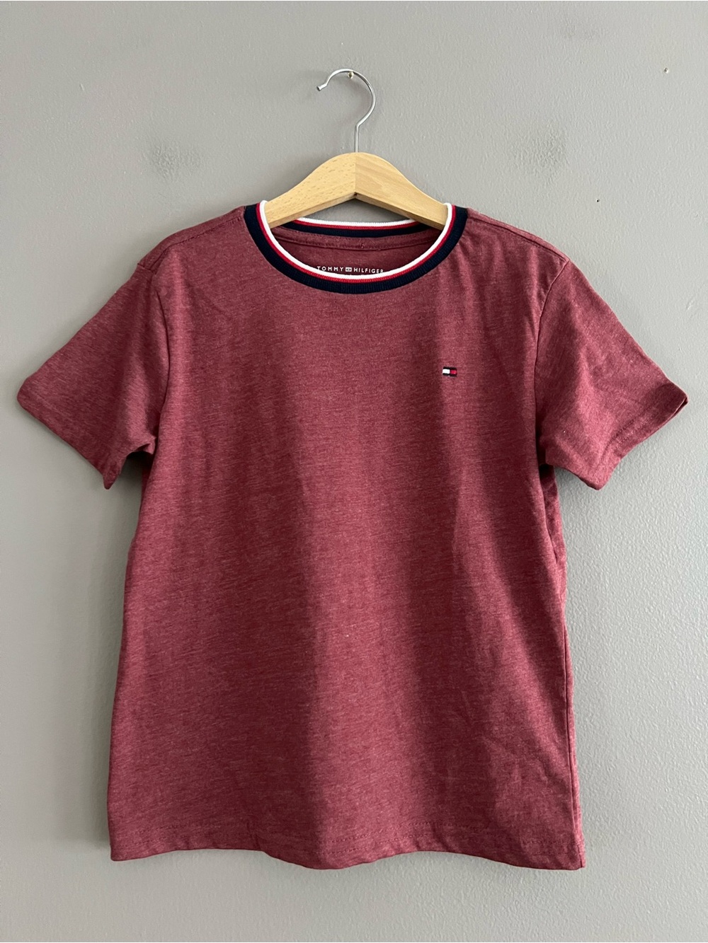 Tommy Hilfiger Boys Maroon Logo T-Shirt Short Sleeve Crew Neck Sz 5 NWT Classic